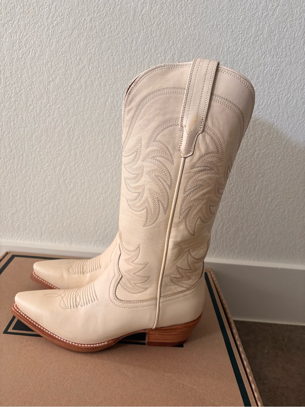 NWT Tecovas Annie Bone Cowhide 8.5 - Picture 3 of 4